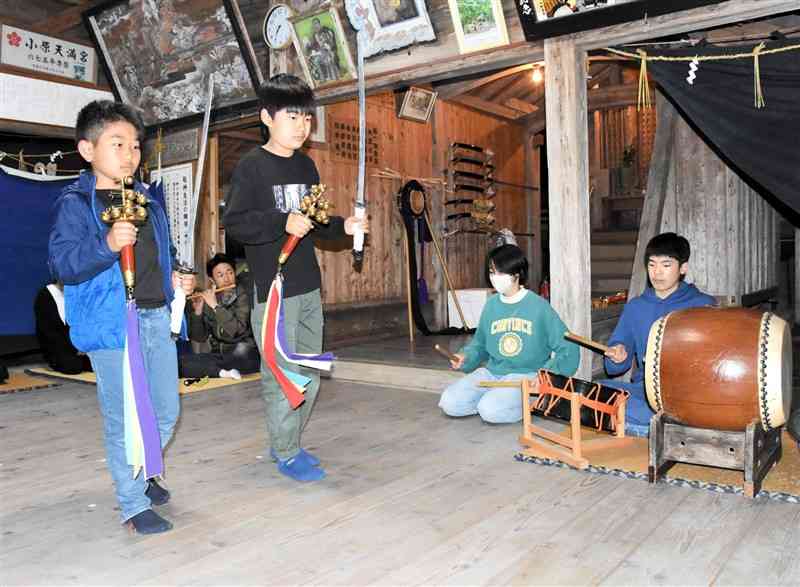 神楽の練習に励む小原区の子どもたち＝10日、南関町