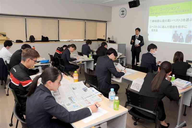 新聞の読み方などを学んだ熊本日産自動車の新入社員研修＝11日、熊本市西区