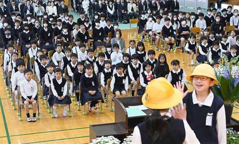 力合西小の入学式で、6年生（手前）の学校生活の紹介に見入る新1年生＝11日午前、熊本市南区（小野宏明）