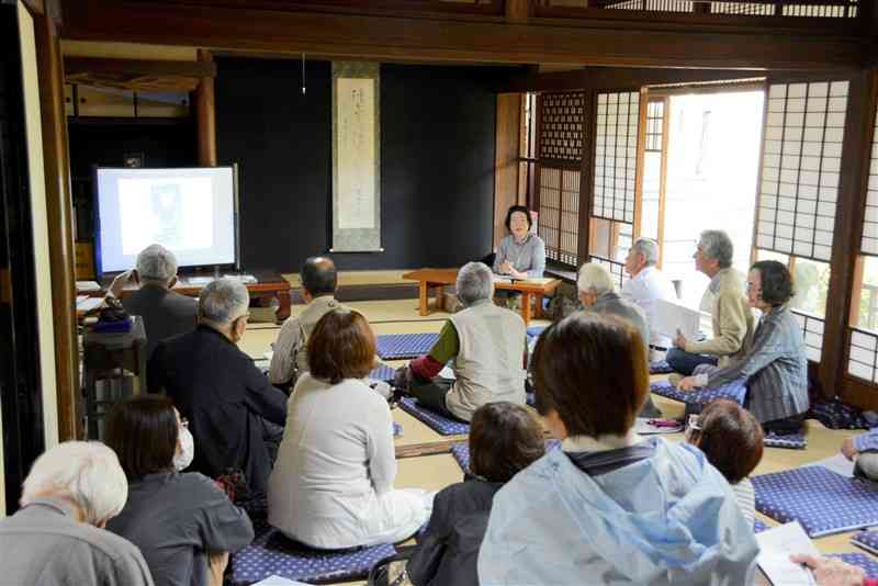 夏目漱石の人となりなど雑学的な要素について学ぶ連続講座＝13日、熊本市中央区