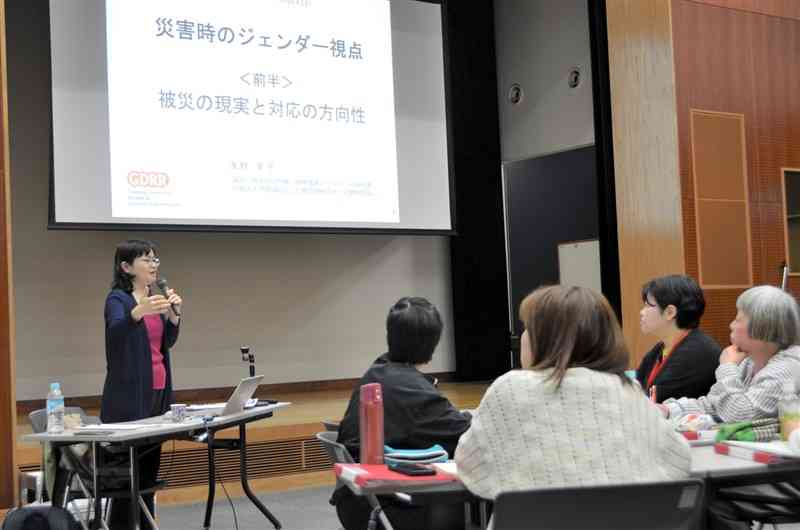 益城町で始まった女性防災リーダーの養成講座＝13日