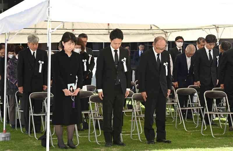 熊本県防災センターでの熊本地震犠牲者追悼式で黙とうする遺族ら＝14日午前10時ごろ、熊本市中央区（小野宏明）