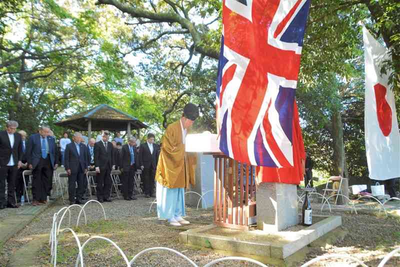 日の丸と英国旗が掲げられる中、開かれたドゥルー祭＝14日、宇土市