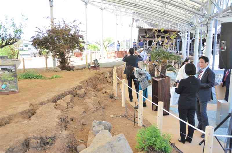 地表に現れた断層や傾いた納屋などが間近に見学できる谷川地区の見学施設＝14日、益城町