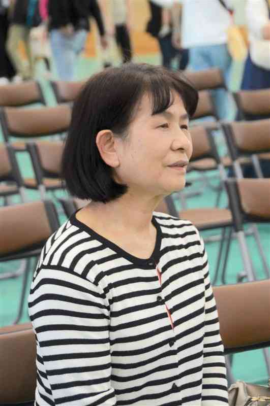 西原村復興祭でステージを見つめる園田久美代さん＝14日、西原村