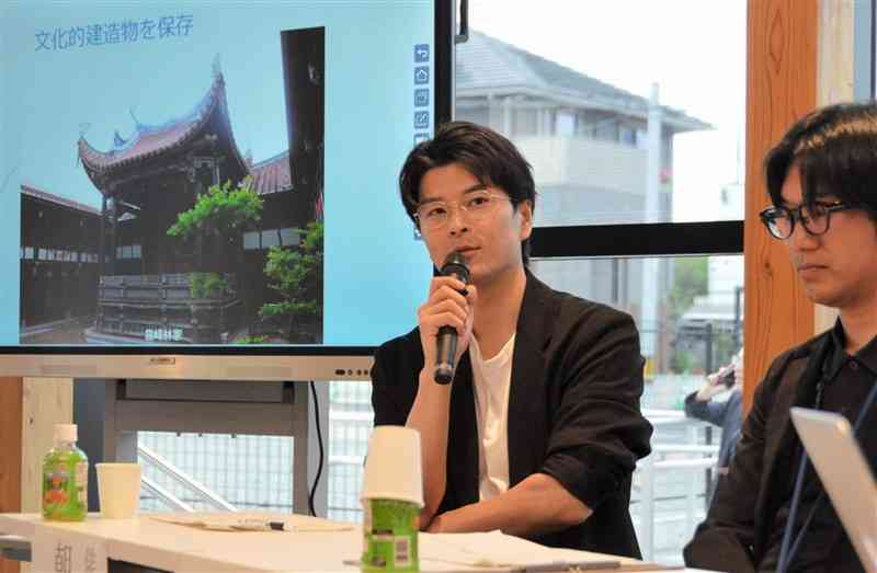 台湾地震の被害や熊本地震からの復興について語る俳優の朝井大智さん（左）＝14日、益城町