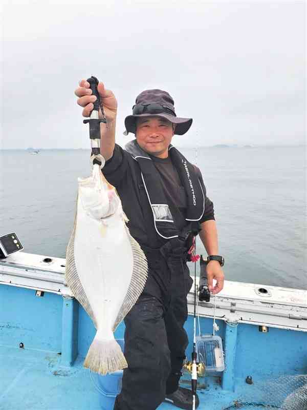 松田隆行さんが釣り揚げた70センチのヒラメ＝長崎県島原沖