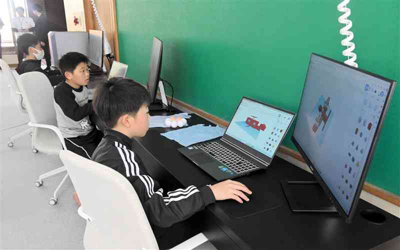 オープンラボしとらすでパソコンを操作して遊ぶ子どもたち＝14日、水上村