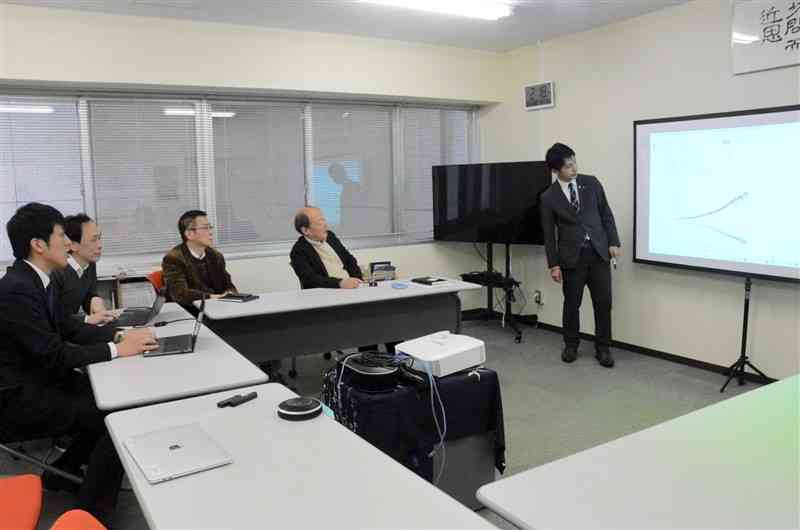 熊本大でデータ分析を学ぶ肥後銀行の行員（右端）＝11日、熊本市中央区