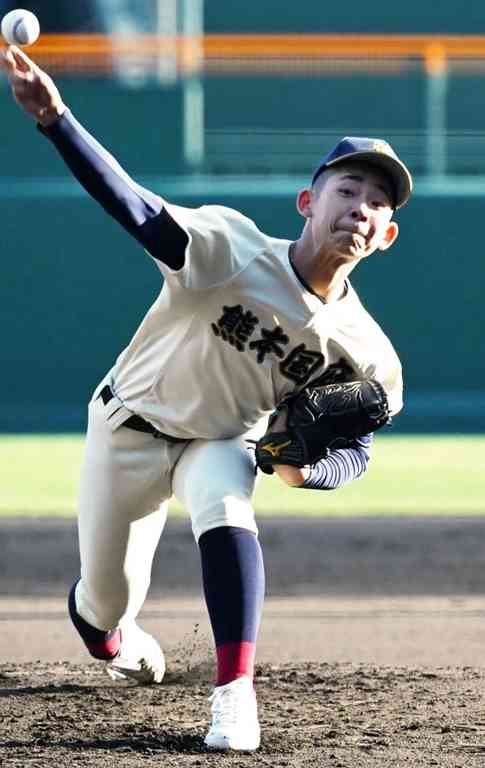 選抜大会1回戦の近江（滋賀）戦で好投した国府の坂井理人＝甲子園（小野宏明）