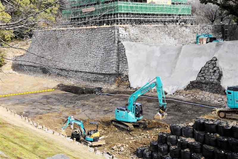 熊本城備前堀で見つかった白川旧流路の痕跡。黄色の点線の手前（南側）が旧流路とみられ、黒色の砂層が確認できる＝2023年2月