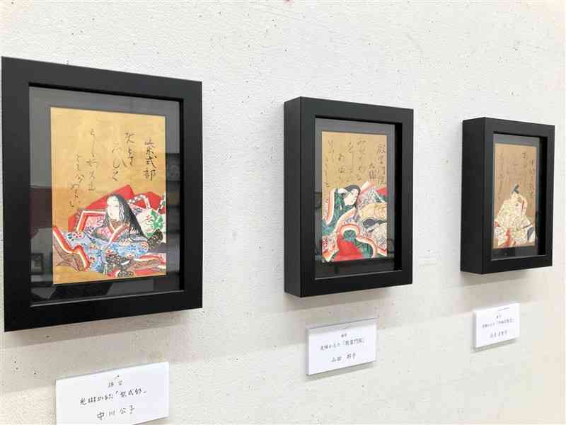 光琳かるたが並ぶ日本画工房浮島館設立30周年記念作品展＝16日、熊本市中央区