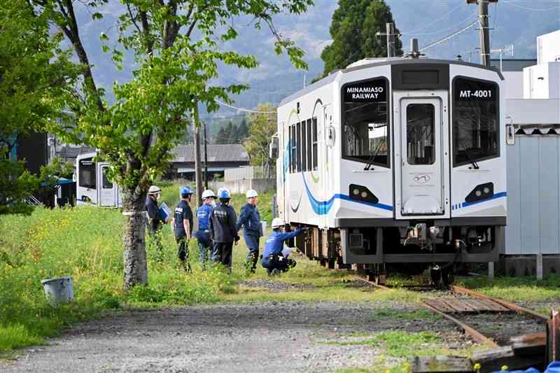 南阿蘇鉄道の車両を確認する鉄道事故調査官ら＝16日、高森町