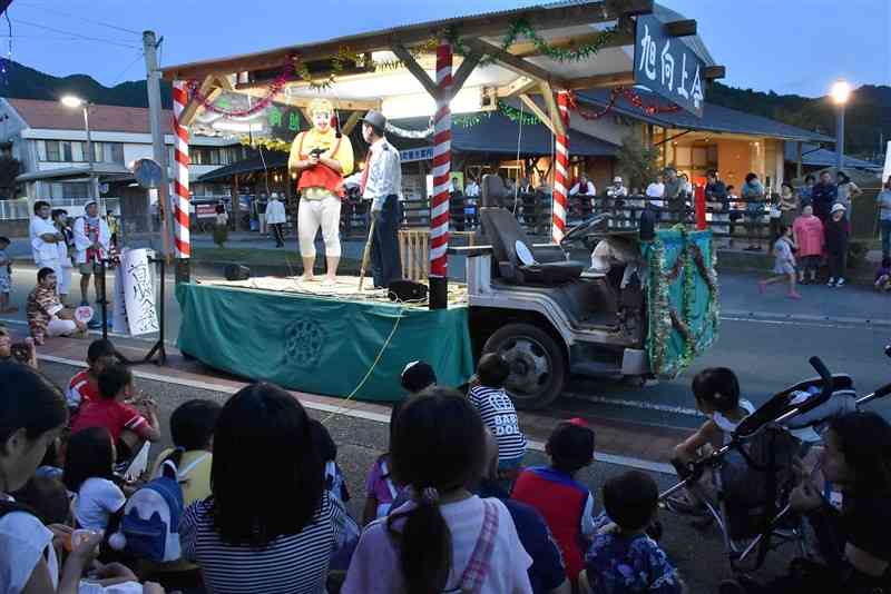 高森町の風鎮祭で披露される国選択無形民俗文化財の「高森のにわか」＝2018年