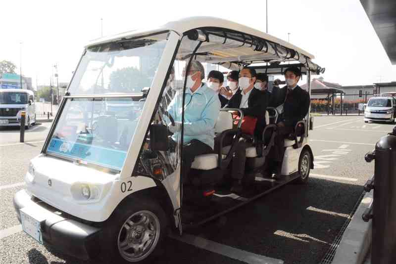 実証実験のAIタクシーに試乗する関係者ら＝2023年3月、熊本市西区