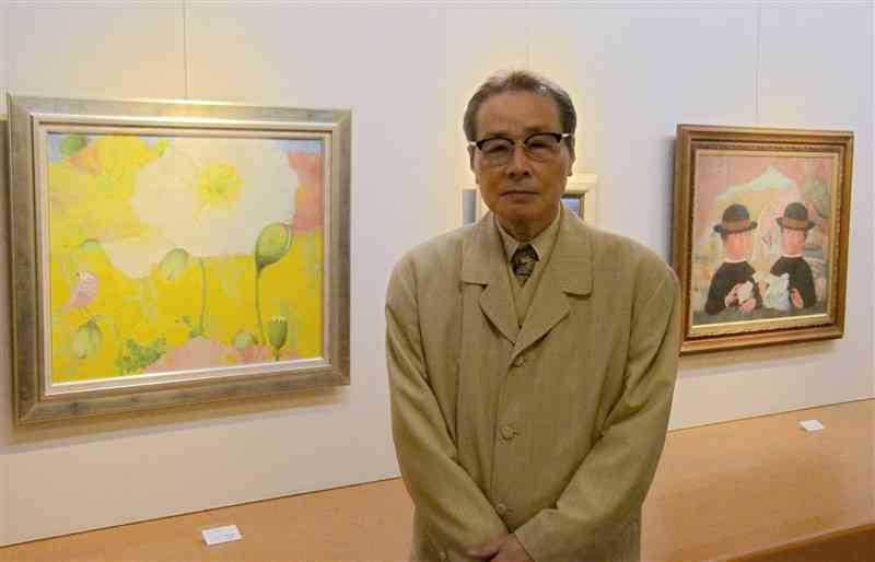 ポピーの花や小鳥をモチーフにしたフレスコ画を出品した有田巧さん＝17日、熊本市中央区