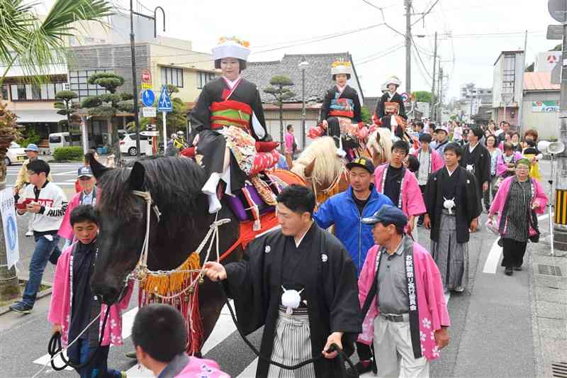 花嫁を乗せて街を練り歩くシャンシャン馬行列＝2019年4月、鹿児島県志布志市