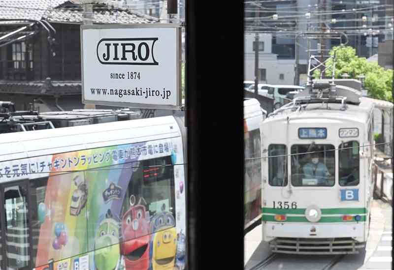 長崎次郎書店2階の喫茶室。窓の外に目をやると、熊本市電の車両が擦れ違っていた＝18日、熊本市中央区（石本智）