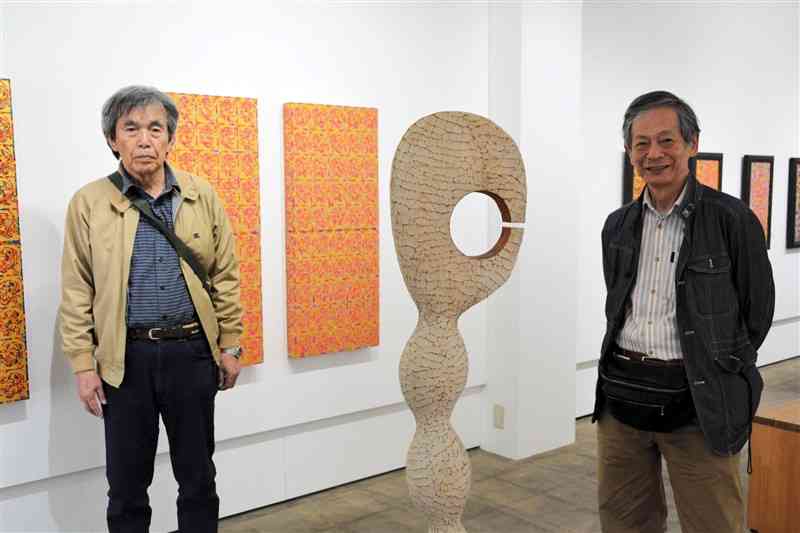 2人展を開いている杉英行さん（右）と渡邉俊行さん＝19日、熊本市中央区