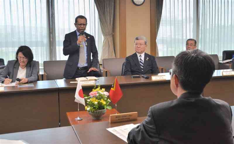 木村敬熊本県知事（手前）と会い、思いを伝えた東ティモールのイリディオ・シメネス・ダ・コスタ駐日特命全権大使（左から2人目）＝19日、県庁