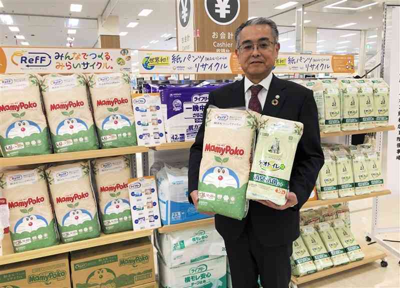 ユニ・チャームがイオン熊本店で店頭販売を始めた、使用済みの紙おむつをリサイクルした紙おむつ。乳幼児用、大人用、ペット用の3種類がある＝20日、嘉島町
