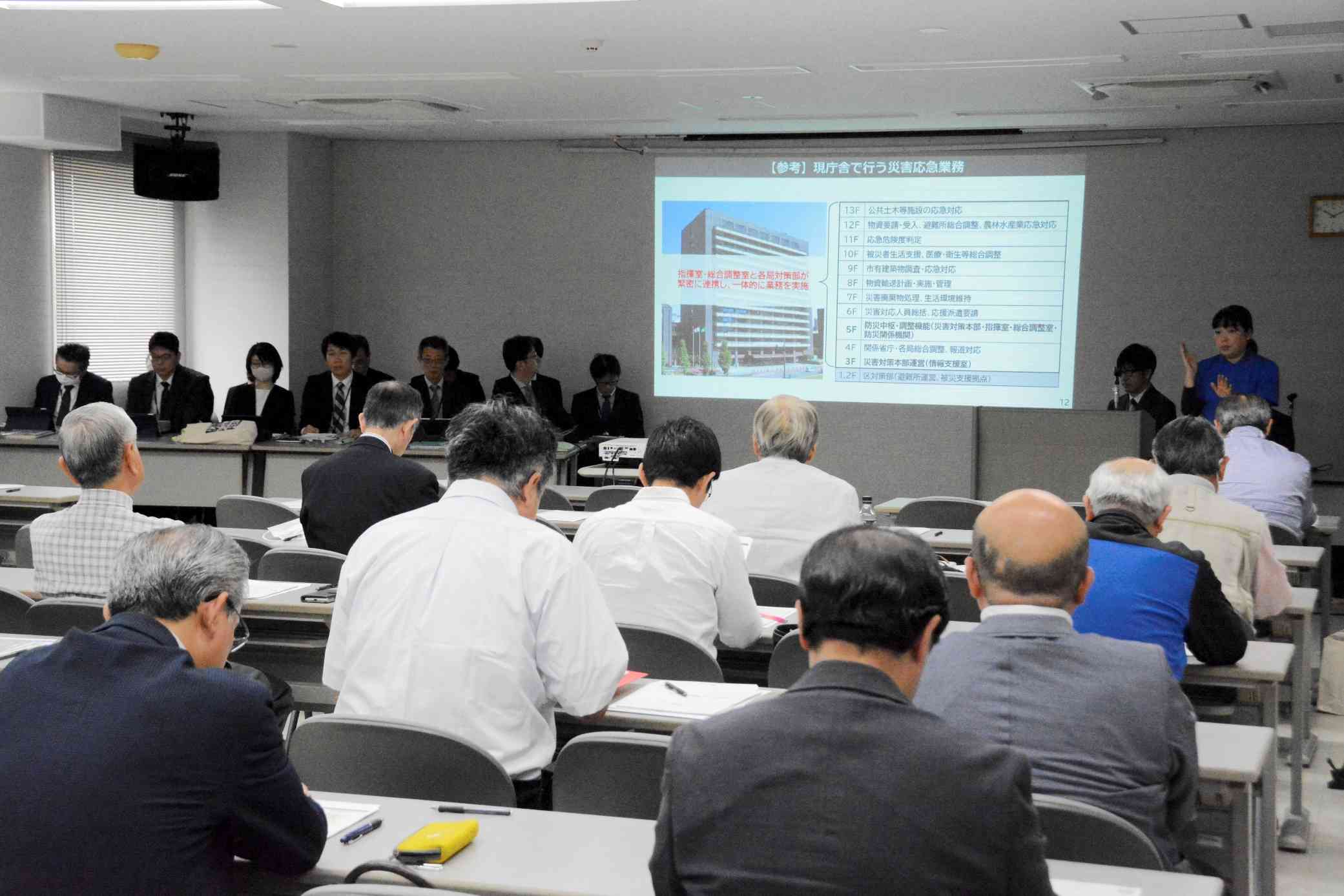 城南公民館で始まった熊本市役所本庁舎の建て替えに関する市民説明会＝20日、熊本市南区