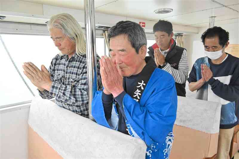 【<b>今年</b>】羽干島に近づいた船内から、家内安全などを願う七ツ割地区の住民たち＝21日、上天草市