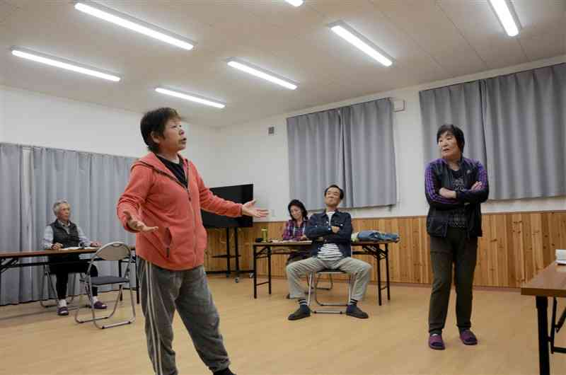 28日の30周年記念公演に向け、練習に励む劇団Uのメンバーら＝11日、熊本市北区