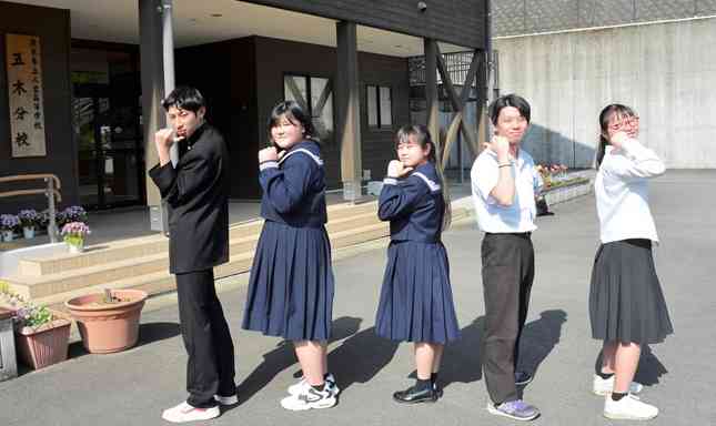 制服を着る人吉高五木分校3年生の全5人。右が夏服、左が冬服＝五木村