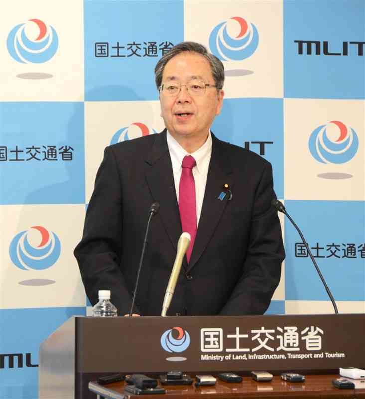 五木村長の流水型ダム建設受け入れ表明を受け、村の地域振興に取り組む考えを強調する斉藤鉄夫国土交通相＝23日、国交省