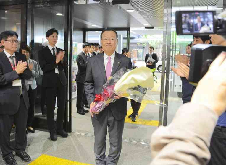 熊本県の副知事としての最後の日、職員から見送りの拍手を受ける田嶋徹氏＝23日、県庁