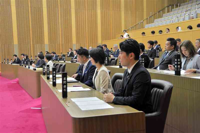 熊本県知事に木村敬氏が就任して初めて開かれた臨時県議会＝23日、県議会棟