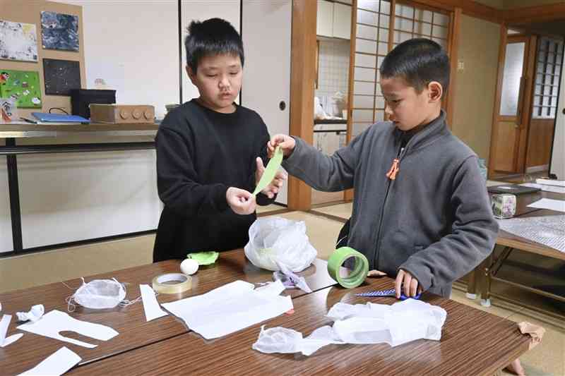 フリースクール「Since」で体験学習する子どもたち＝2023年11月、滋賀県近江八幡市
