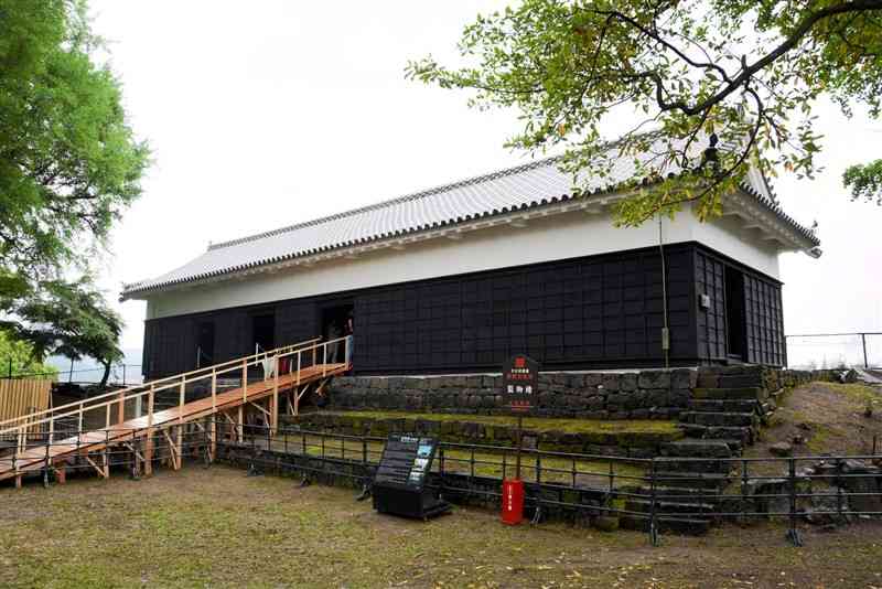 熊本地震からの復旧と耐震補強工事を終えた熊本城監物櫓＝24日、熊本市中央区