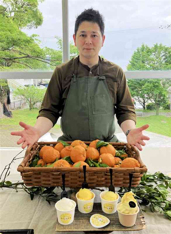 水俣・芦北地域のかんきつ類を使って、江森宏之氏が開発したジェラート＝23日、津奈木町