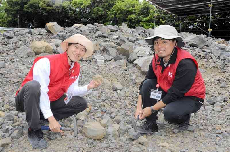 化石採集体験を事業化した鍬崎智広さん（右）と渡邊勇海さん＝26日、天草市