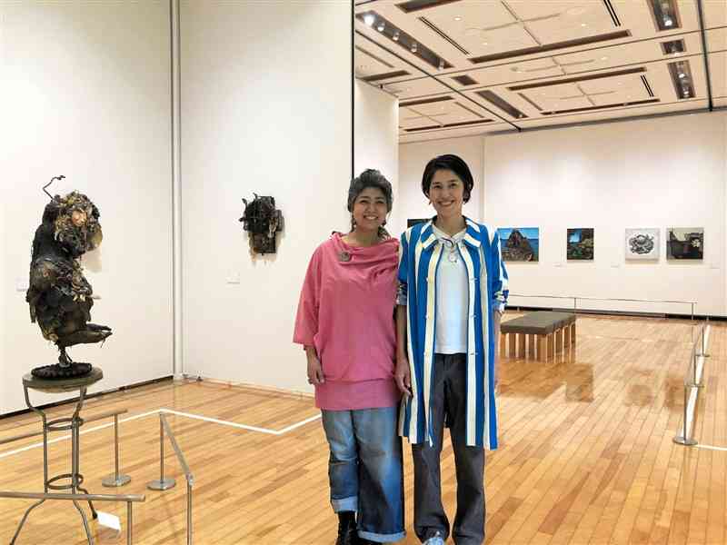 2人展を開いている青柳綾さん（右）とgajuさん＝27日、津奈木町