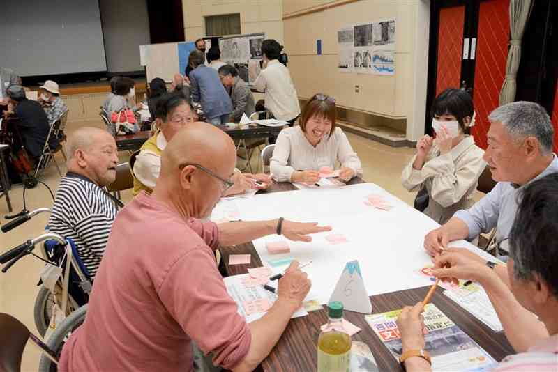 残したい遺産や案内したい水俣について語り合う「水俣遺産サミット」の参加者ら＝27日、水俣市