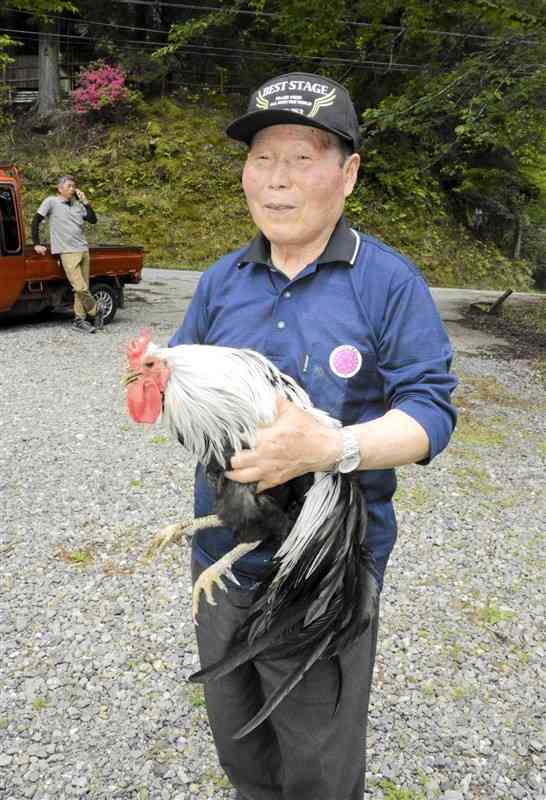 品評会で最優秀賞に選ばれた寺川直繁さんの久連子鶏＝28日、八代市