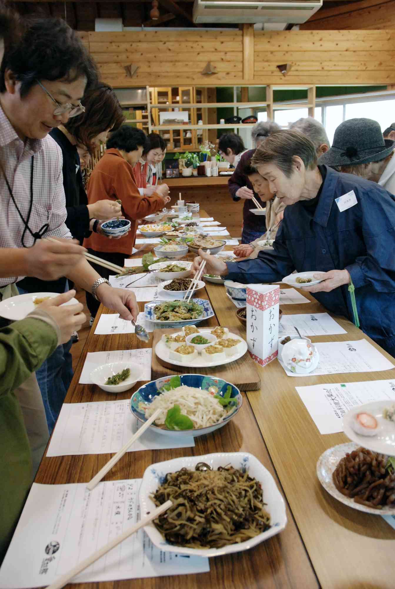 地域の旬の食材を使った料理が並んだ「家庭料理大集合」＝2012年4月、愛林館