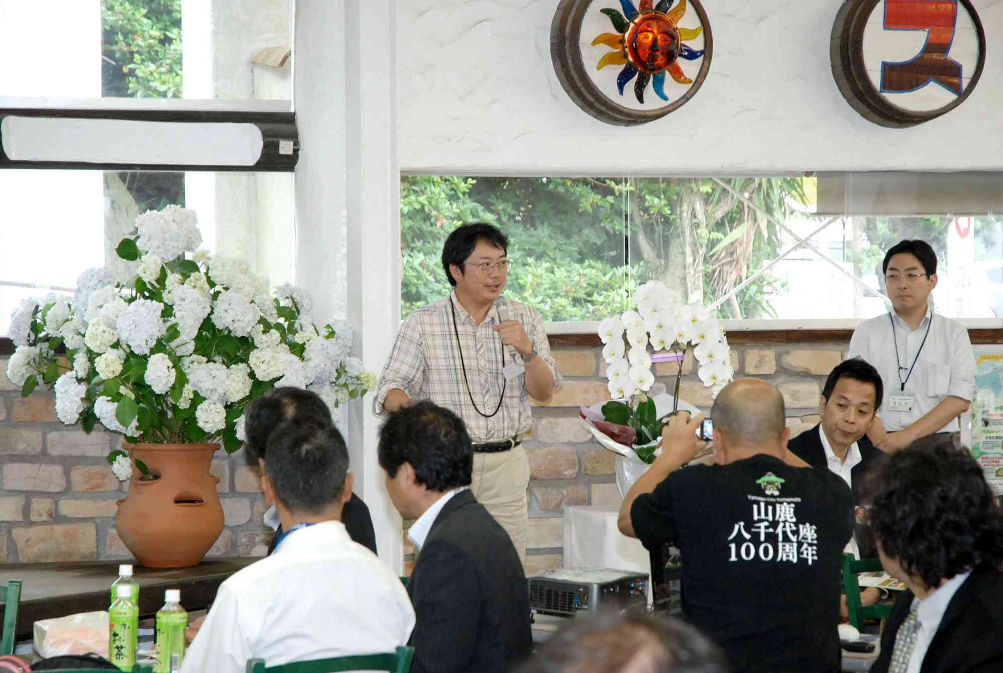 火の国未来づくりネットワークの総会で、新会長としてあいさつする私 ＝2012年6月、水俣市