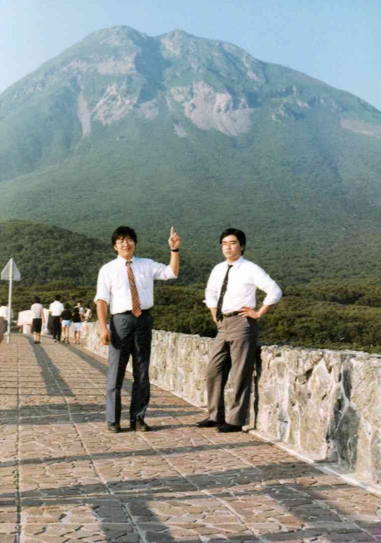 北海道展の下見で出張した先輩と私（左）。背景は羅臼岳＝1988年8月、北海道・知床峠