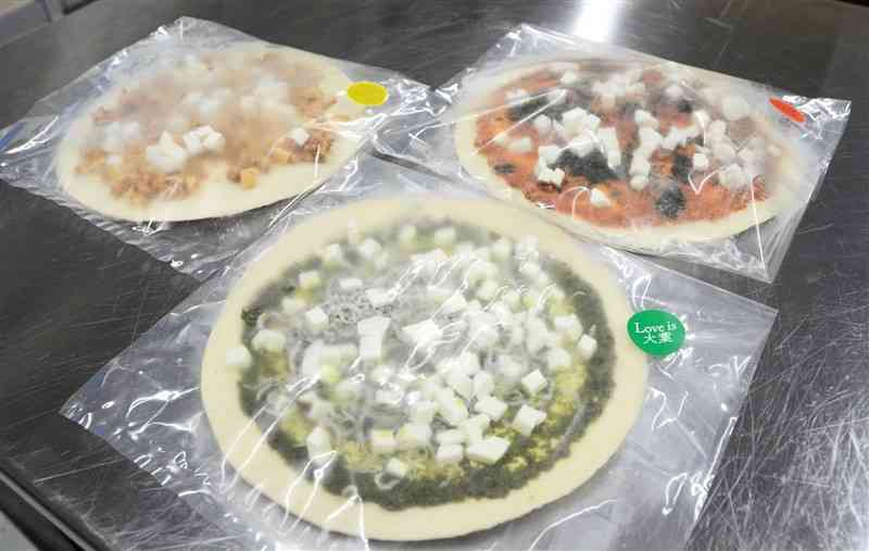 トーヨーの加工工場で手作りされた冷凍ピザ。八代産トマトなど県産食材を使用している＝4月、八代市東陽町