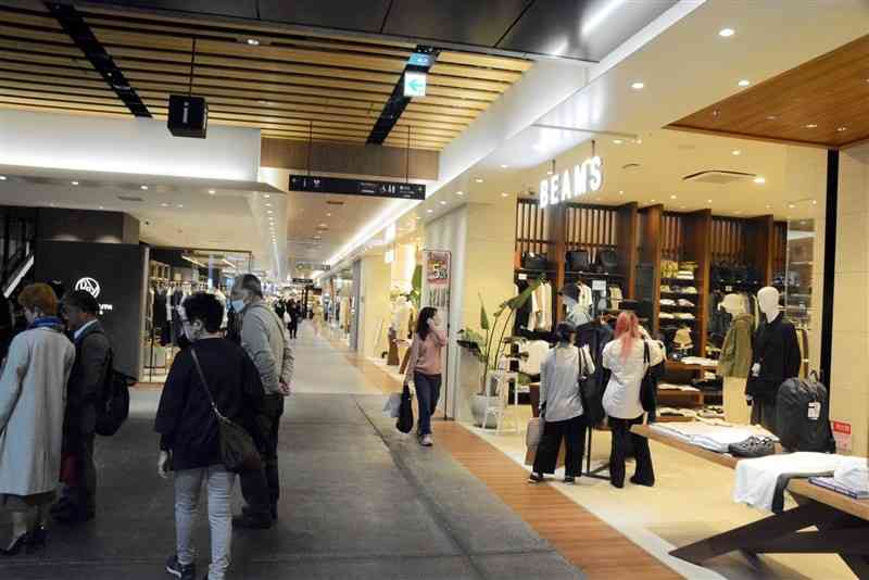 訪日客を含む買い物客でにぎわう「アミュプラザくまもと」。開業4年目の2024年度を「第2のスタート」と位置付ける＝11日、熊本市西区