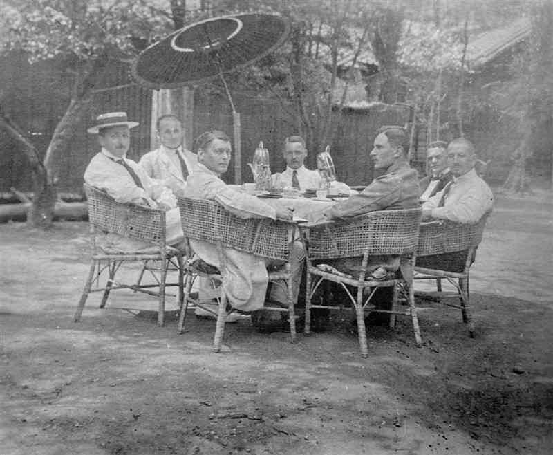 捕虜収容所だった旧ジェーンズ邸の庭で喫茶を楽しむドイツ人将校（久留米大御井図書館所蔵）