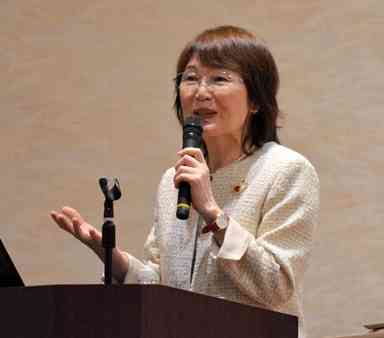 口から食べることの重要性について話す「口から食べる幸せを守る会」の小山珠美理事長＝4月24日、熊本市南区