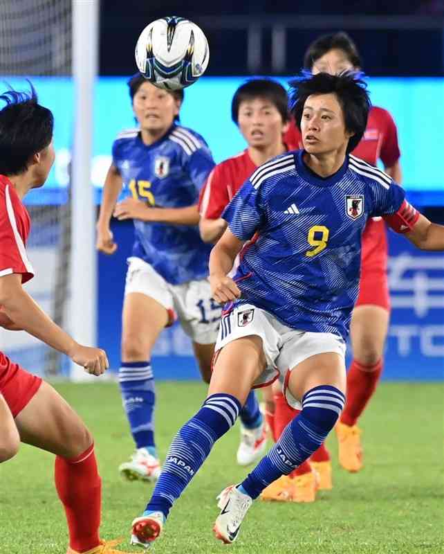 中国・杭州アジア大会サッカー女子決勝の北朝鮮戦で、後半からキャプテンマークを巻いて出場した上野真実（広島）＝昨年10月6日、黄龍スポーツセンター競技場（石本智）