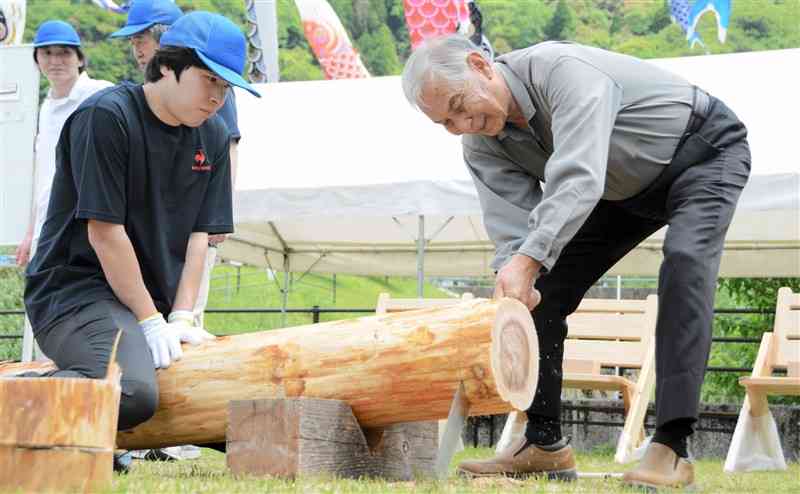 81歳の男性（右）も挑戦した丸太切り大会＝4月28日、五木村