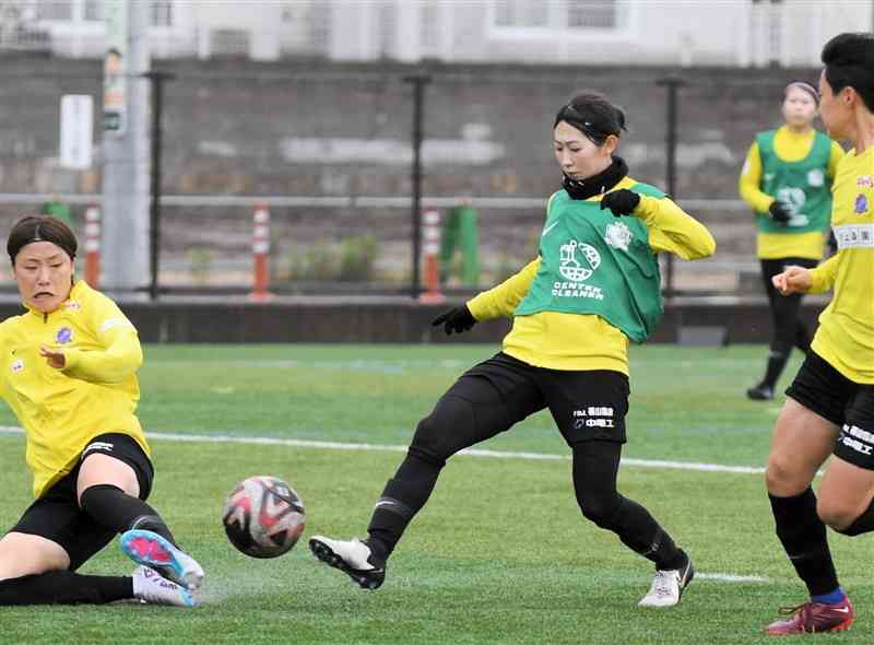 所属するWEリーグ広島の練習でゴールを狙う中嶋淑乃（中）＝4月、広島市