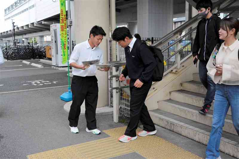 自転車の盗難増加を受け、施錠の徹底を呼びかける高校生＝4月26日、熊本市中央区